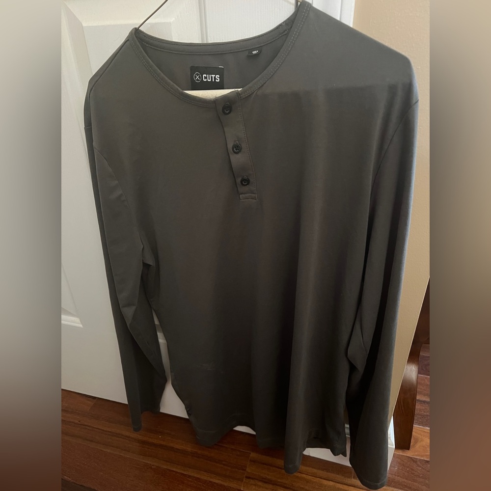 Cuts Clothing AO Long Sleeve Henley Curve-Hem, size LG in hunter Green color